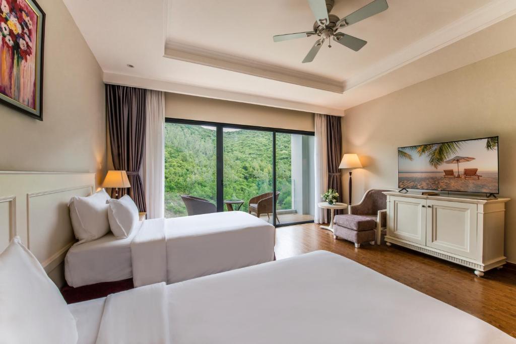 Phòng Deluxe 2 Giường Đơn - Vé Vào Công Viên Giải Trí VinWonders
