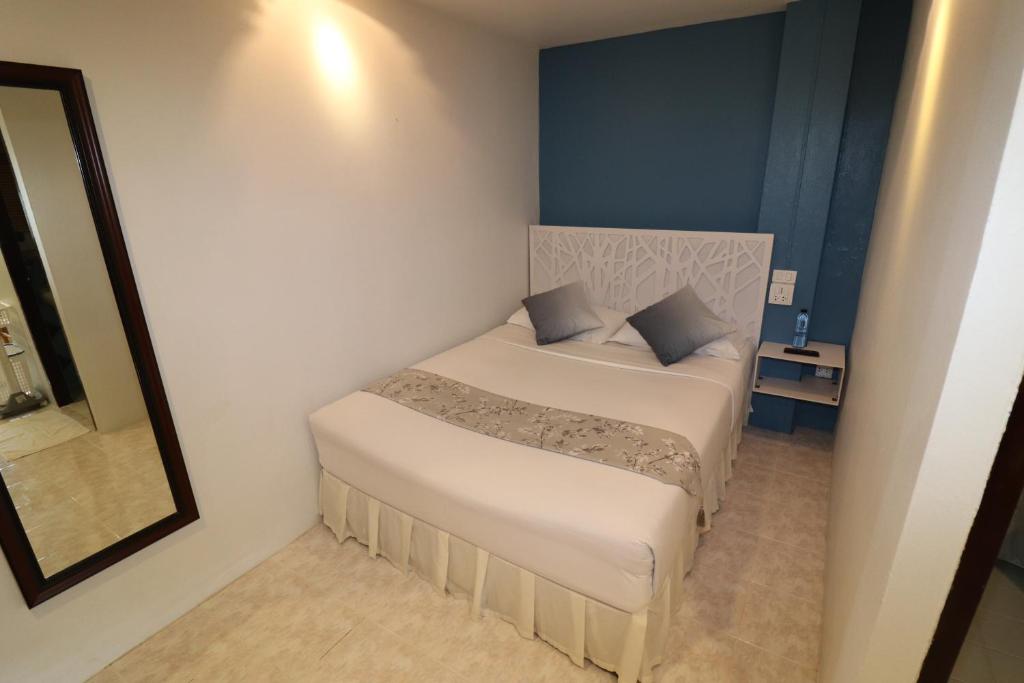 Postel nebo postele na pokoji v ubytování Summer Breeze Hotel