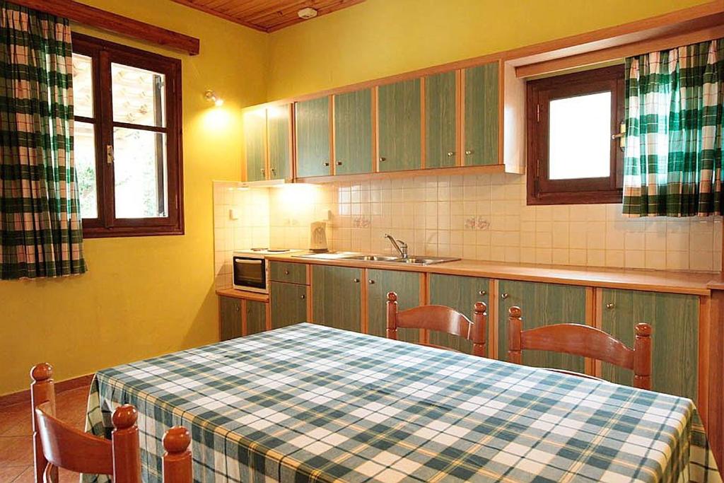 Kuchyň nebo kuchyňský kout v ubytování Yannis' Village