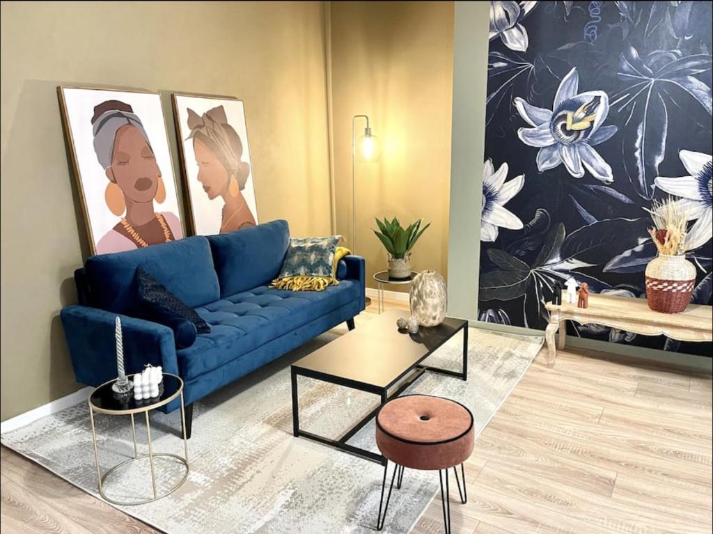 sala de estar con sofá azul y mesa en Le Henry au coeur de la vieille ville, en Boulogne-sur-Mer