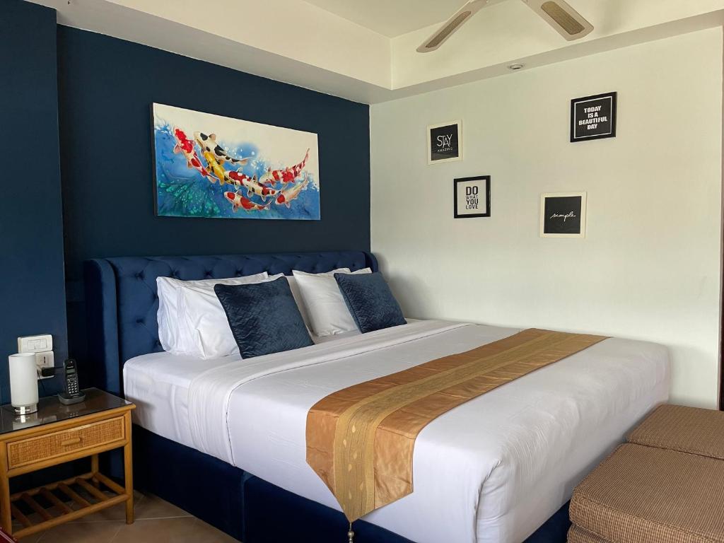 Postel nebo postele na pokoji v ubytování Summer Breeze Hotel
