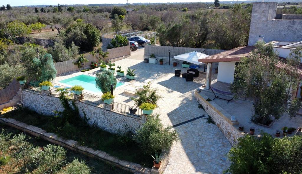 vista aerea su una villa con piscina di Casa Celeste - Immersa nel verde con piscina privata a Corsano