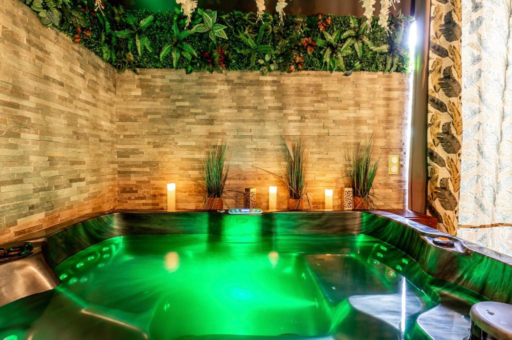 Fotografie z fotogalerie ubytování Sweet Uni'vert Jacuzzi v destinaci Le Breuil