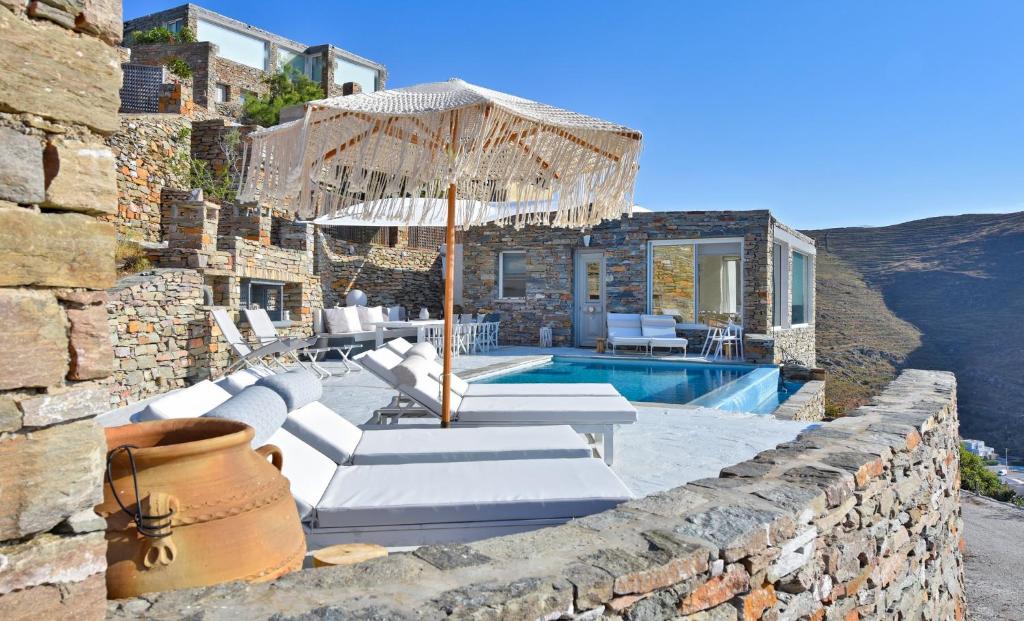 Bazén v ubytovaní Luxurious Villa Lune with a swimming pool and a fantastic sea and sunset view alebo v jeho blízkosti