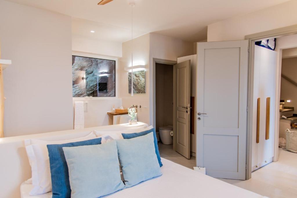 Posteľ alebo postele v izbe v ubytovaní Luxurious Villa Lune with a swimming pool and a fantastic sea and sunset view