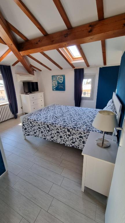 een slaapkamer met een bed en een tafel erin bij Casa Elsa in Torri del Benaco