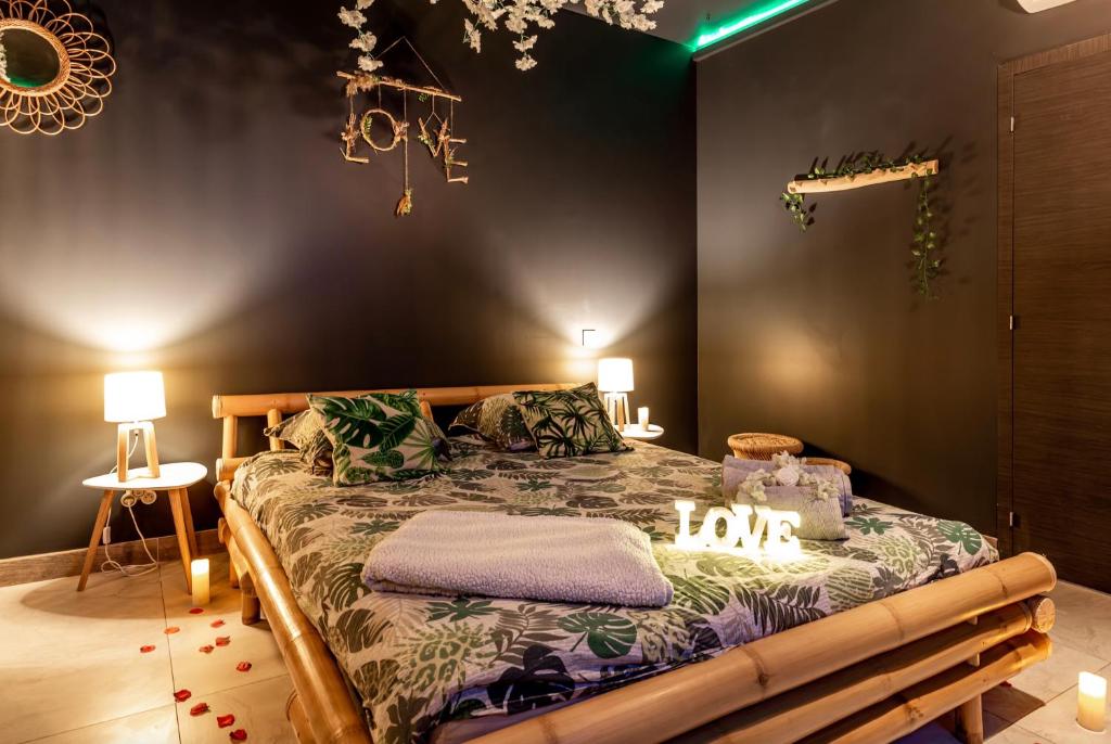 Postel nebo postele na pokoji v ubytování Sweet Uni'vert Jacuzzi