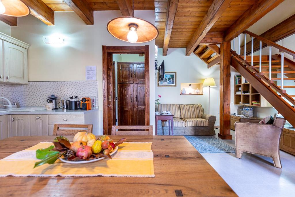 eine Küche mit einem Tisch und einer Obstschale darauf in der Unterkunft Affittacamere Is Coronas in Ìsili