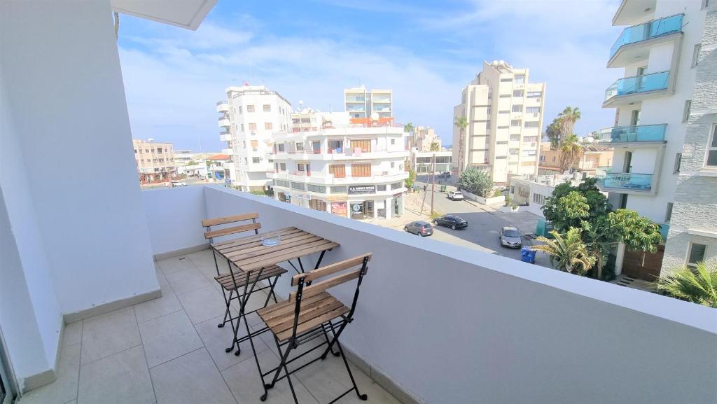 Comfy and Exquisite ROOMS in a Shared 3BR Apartment Near Main Harbor, City Center - Apartamento De Tres Habitaciones