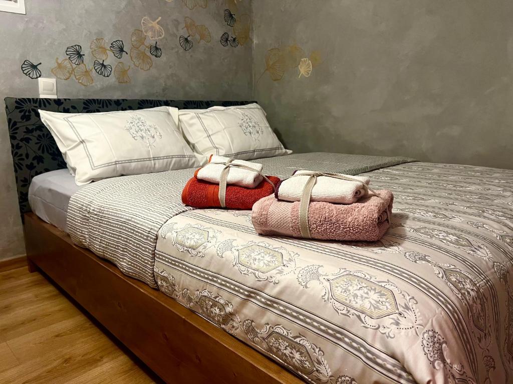 Łóżko lub łóżka w pokoju w obiekcie Cozy tiny apartment in the heart of Plaka
