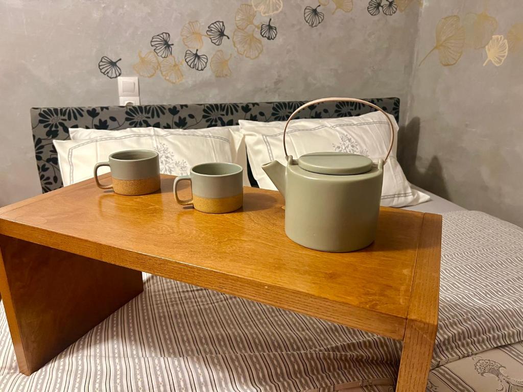Zestaw do parzenia kawy i herbaty w obiekcie Cozy tiny apartment in the heart of Plaka
