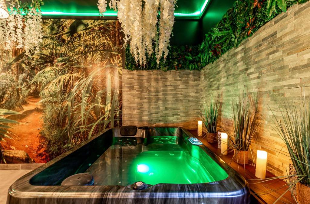Fotografie z fotogalerie ubytování Sweet Uni'vert Jacuzzi v destinaci Le Breuil
