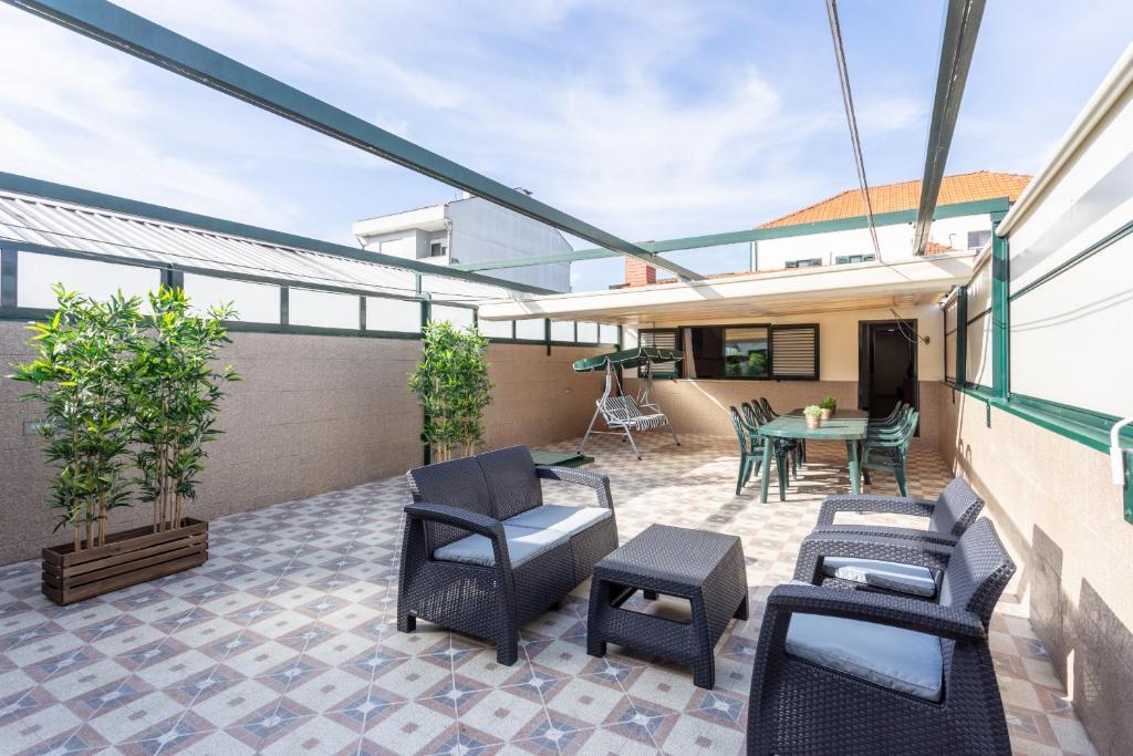 Un patio con sillas y una mesa en un edificio. en Porto Residence Campanhã, en Oporto