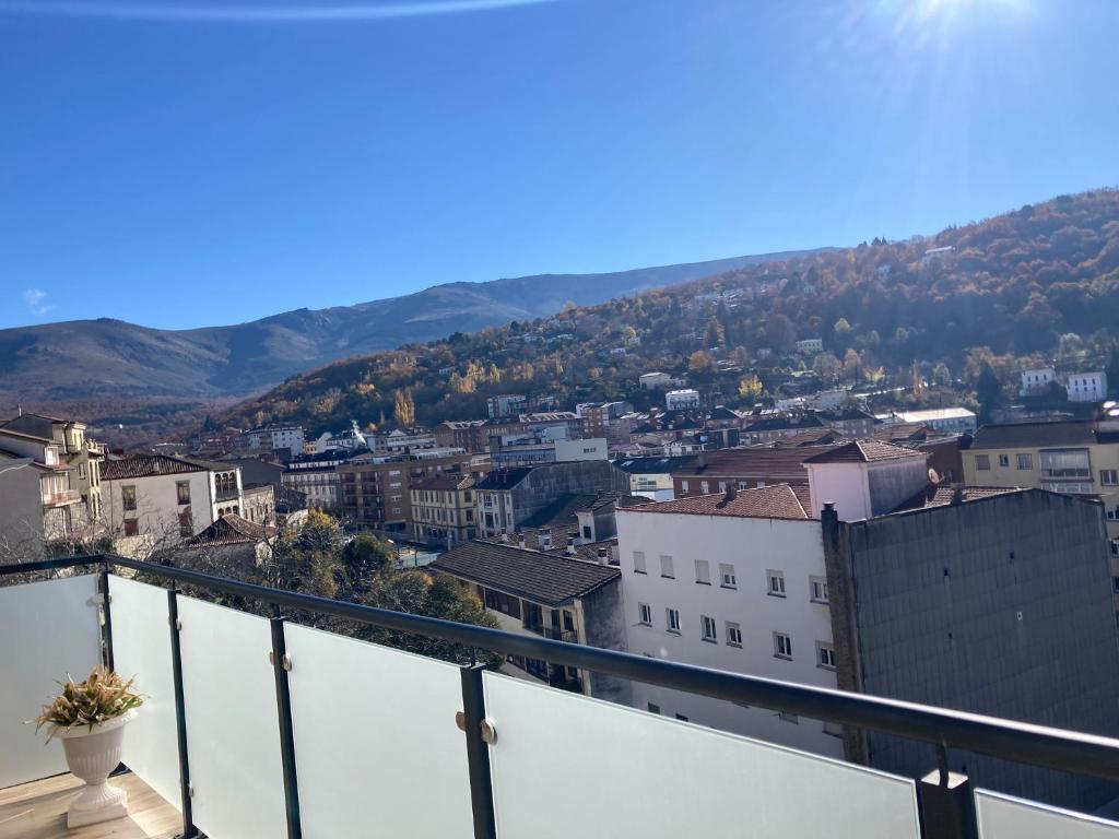 - Balcón con vistas a la ciudad en La Casa de Lea, en Béjar