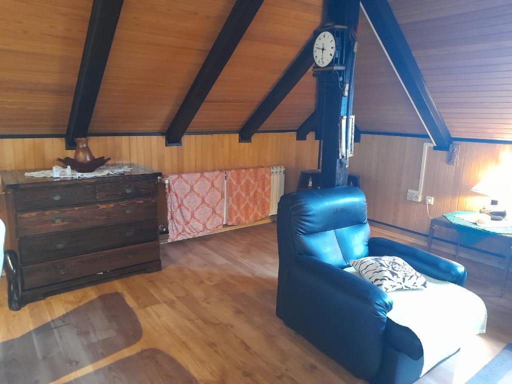 un soggiorno con sedia blu e cassettiera di Apartman Ruzica a Krapinske Toplice