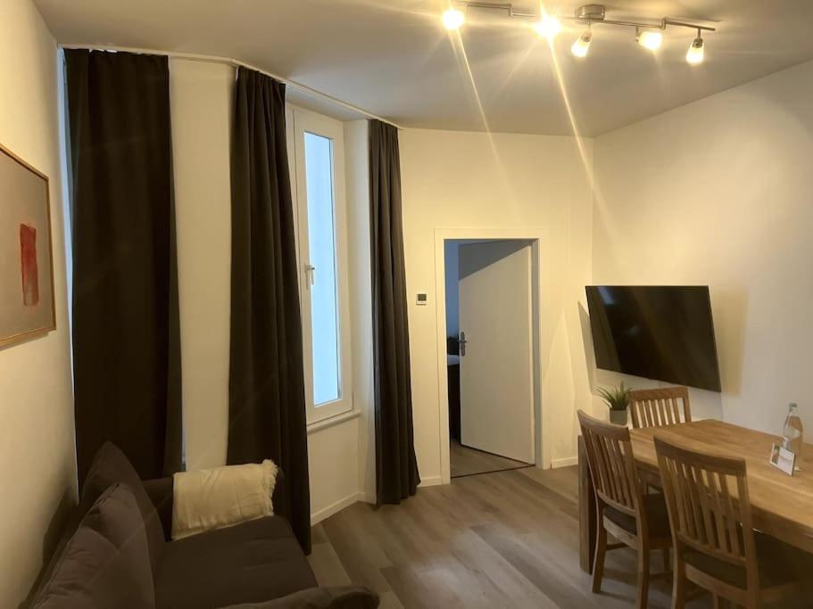 TV a/nebo společenská místnost v ubytování Geräumiges Apartment am Hafen von Dortmund