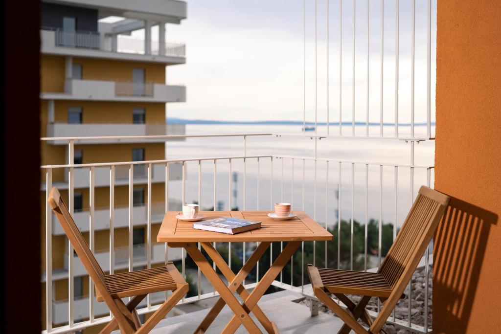 een tafel en 2 stoelen op een balkon met uitzicht bij Mannequin: Sea view, private parking in the garage in Rijeka