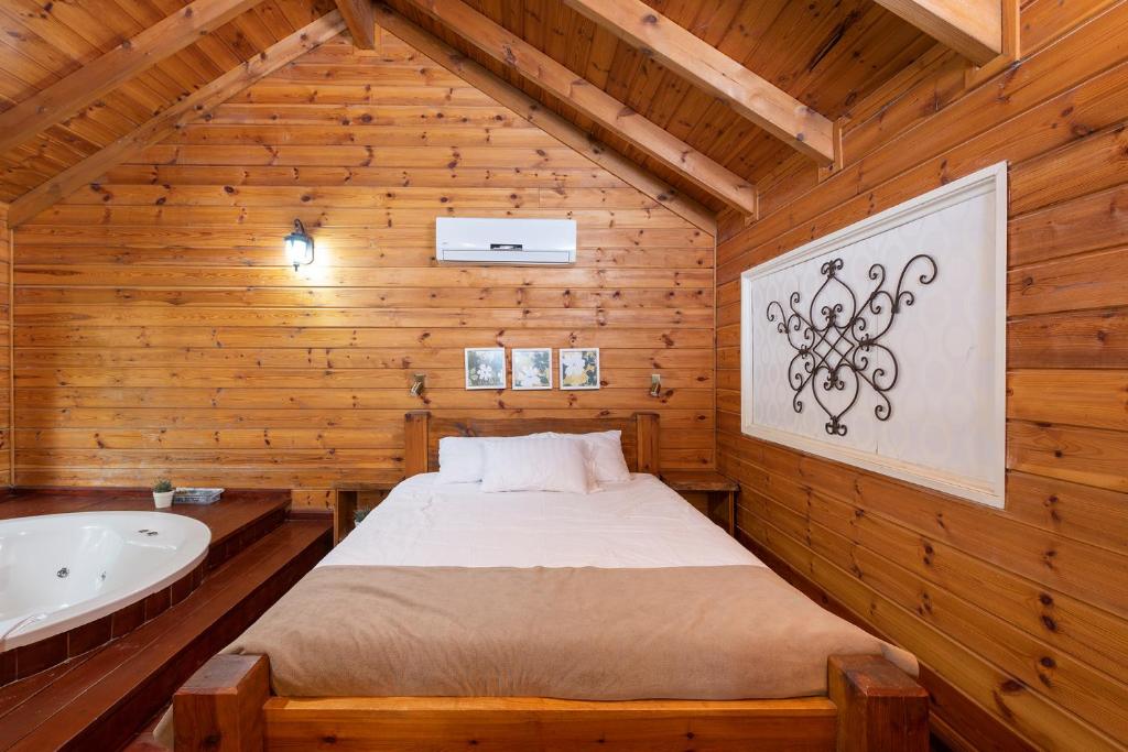 Postel nebo postele na pokoji v ubytování Nof Kineret Suites