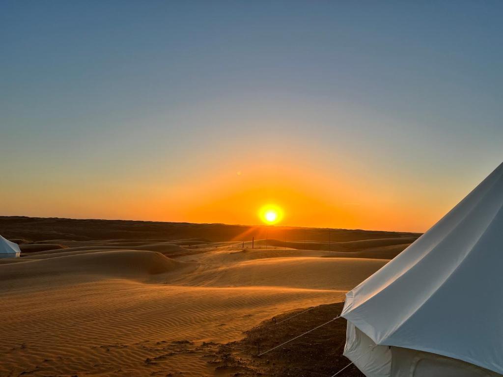 ShāhiqにあるDesert Private Camps -ShootingStar Campの砂漠の夕日