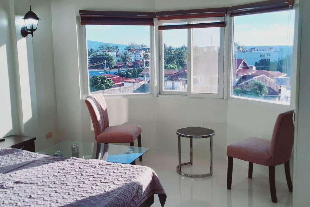 Postel nebo postele na pokoji v ubytování Avana Hills Boracay Prime Panoramic Suite