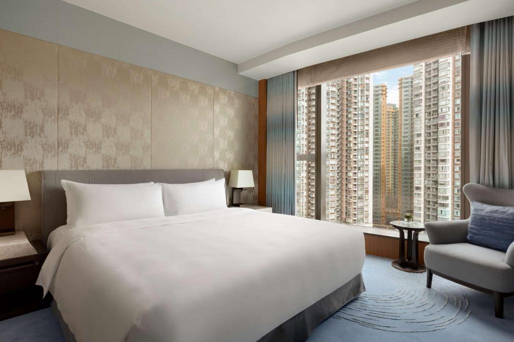 Postel nebo postele na pokoji v ubytování Kerry Hotel Hong Kong by Shangri-la