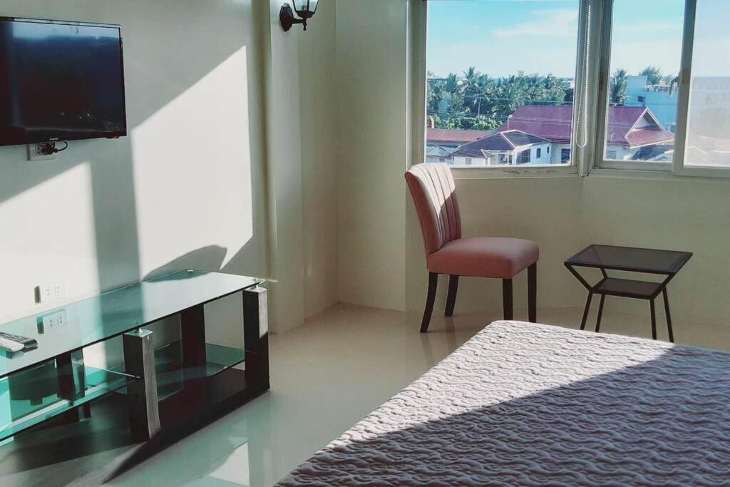 TV a/nebo společenská místnost v ubytování Avana Hills Boracay Prime Panoramic Suite