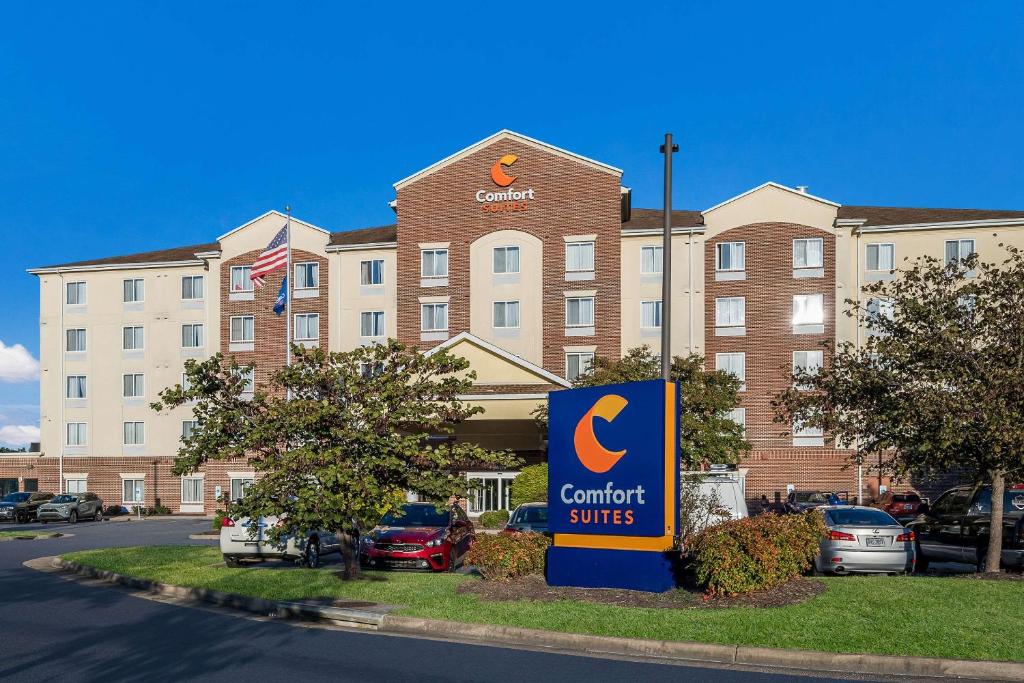 um hotel com uma placa em frente a um edifício em Comfort Suites Suffolk - Chesapeake em Suffolk