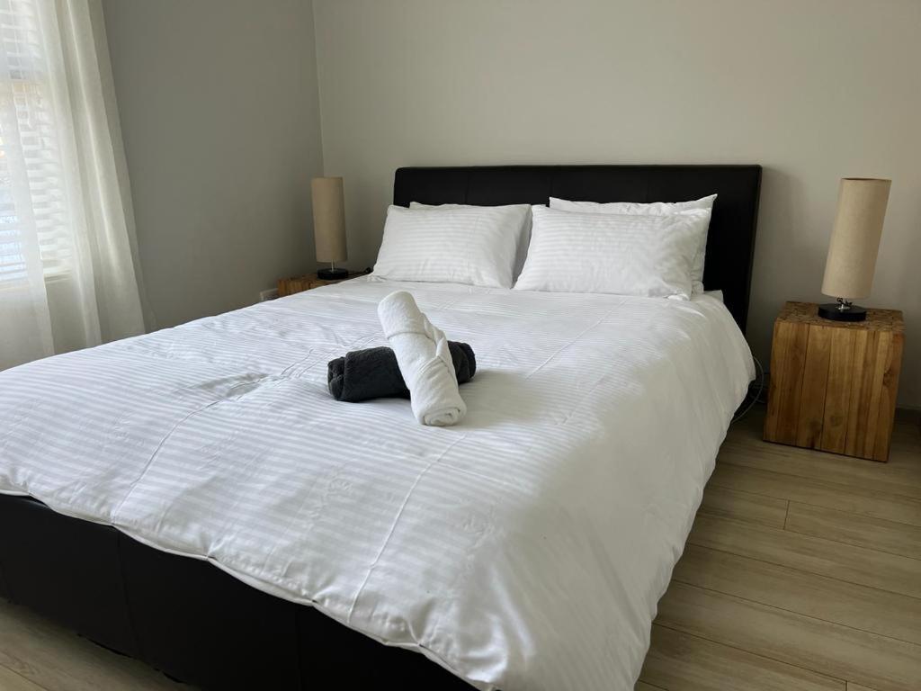 duże białe łóżko z pluszakiem w obiekcie Happy Home Rondebosch w Kapsztadzie