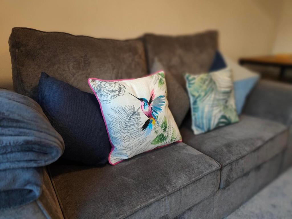 um sofá com duas almofadas em cima em Graylingwell! 4/5Bedroom House Chichester Goodwood em Chichester