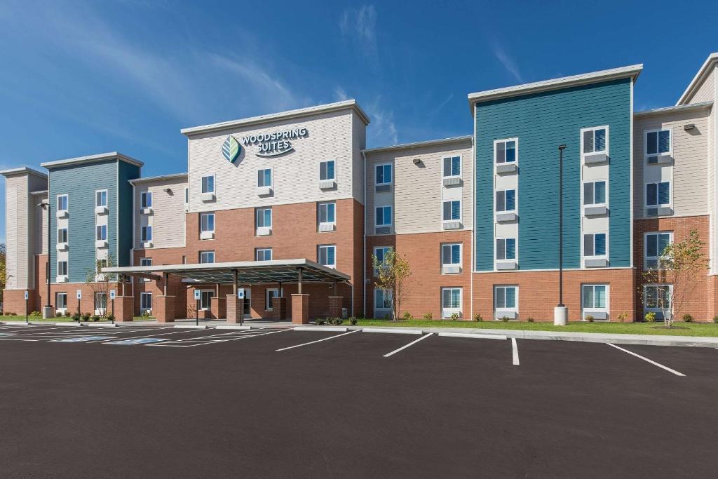 una representación de un hotel con aparcamiento en WoodSpring Suites Dayton North en Dayton