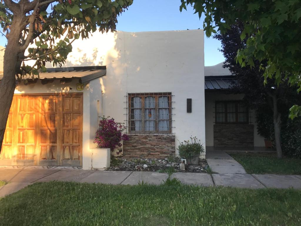 Casa blanca con una gran puerta de madera en Casa Luna en San Rafael