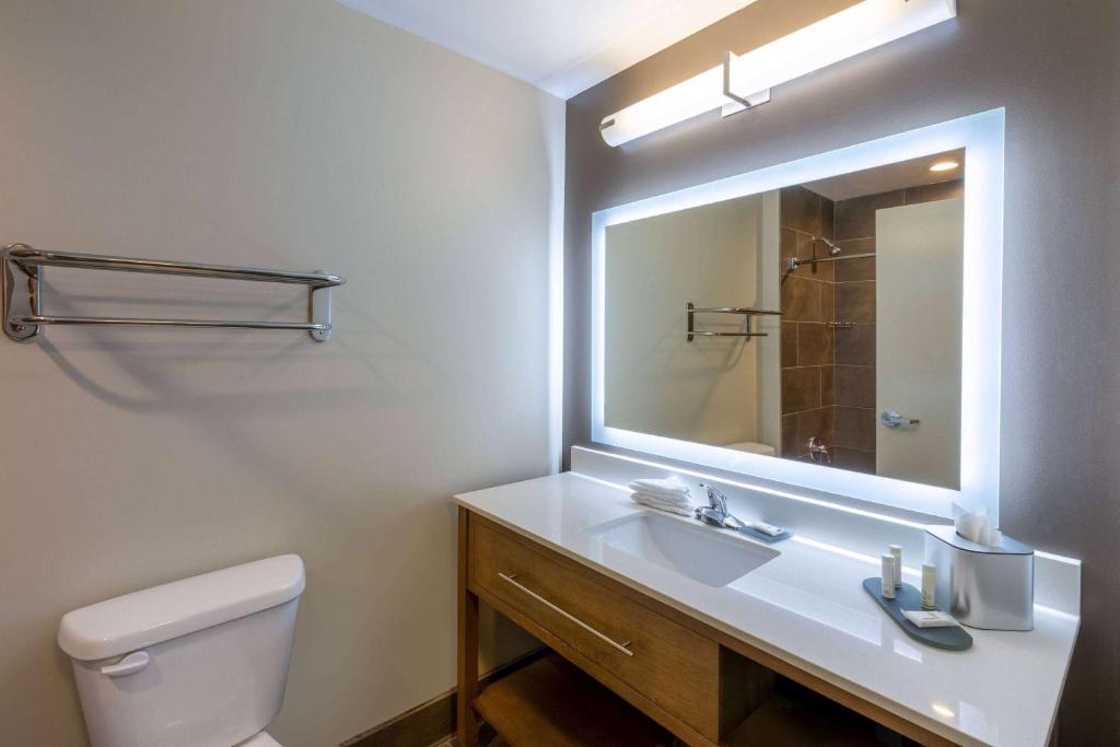 La Quinta Inn & Suites by Wyndham Tulsa Downtown - Route 66 photo