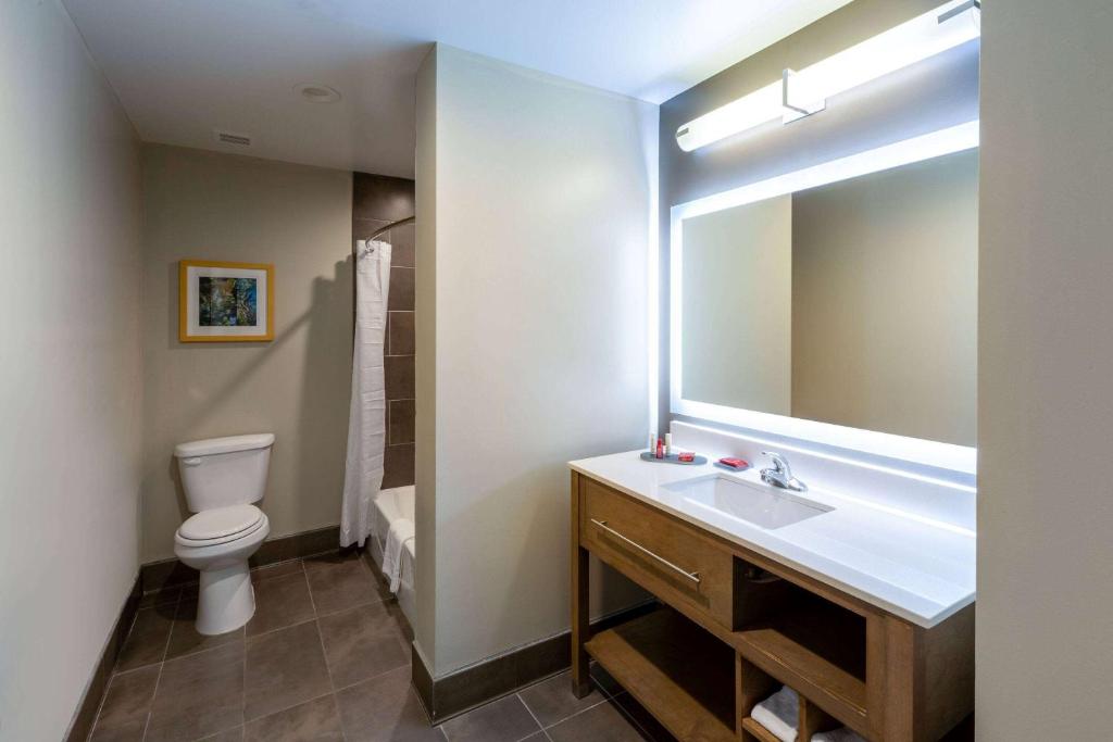 La Quinta Inn & Suites by Wyndham Tulsa Downtown - Route 66 photo