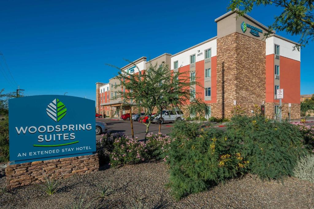 una señal frente a un edificio en WoodSpring Suites Phoenix-Deer Valley en Phoenix