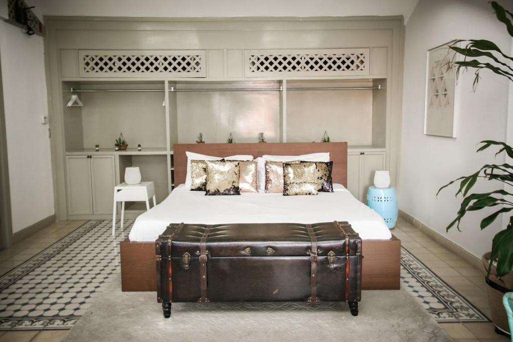 sypialnia z dużym łóżkiem z bagażnikiem w obiekcie AmazINN Places Private Rooftop and Jacuzzi IX w Panamie