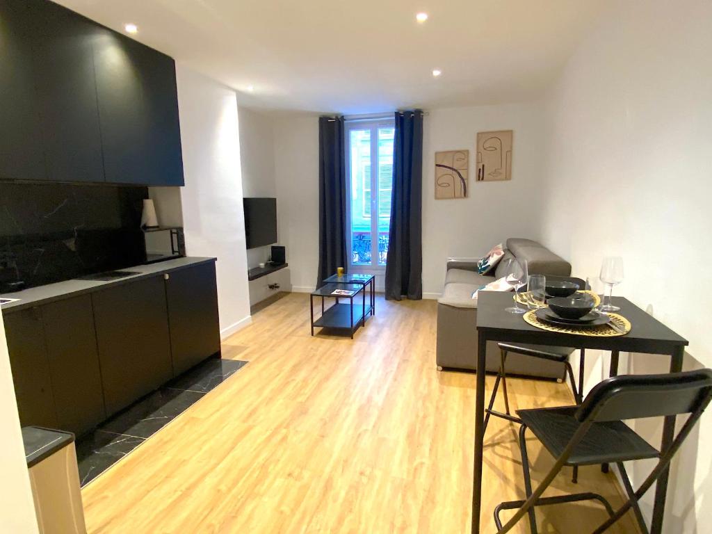 een woonkamer met een bank en een tafel bij Le Loft Levis in Parijs