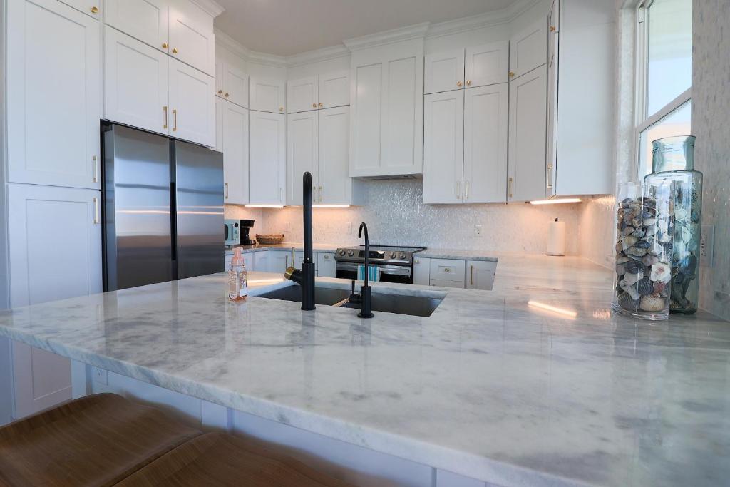 Hot Tub Gulf Views Fireplace BRAND NEW Beach Home in Treasure Island - Maison De Vacances