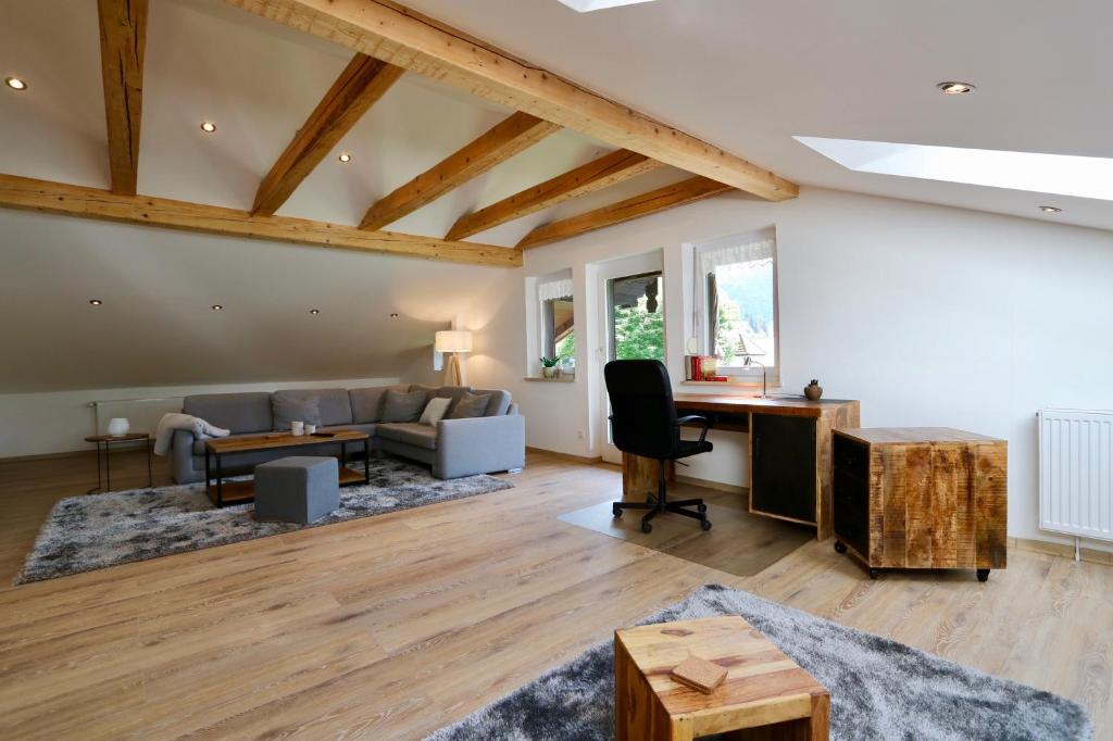 uma sala de estar com um sofá e uma mesa em Alpengold em Garmisch-Partenkirchen
