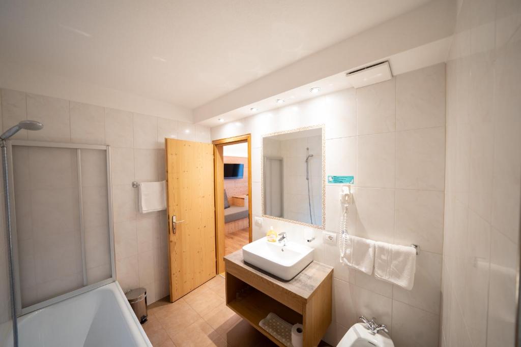 Koupelna v ubytování Hotel Ortler