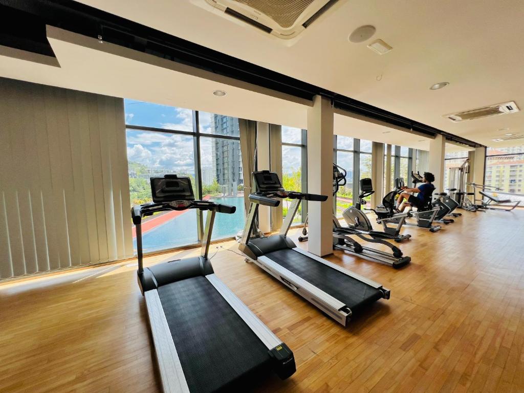 un gimnasio con equipo cardiovascular en un edificio en KL COSY CONDO - NEW Stylish home above KL East Mall, en Kuala Lumpur