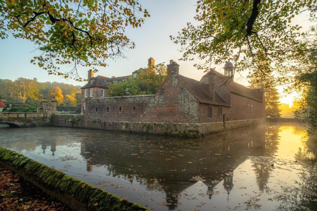 Moat Cottage, Groombridge (updated prices 2024)