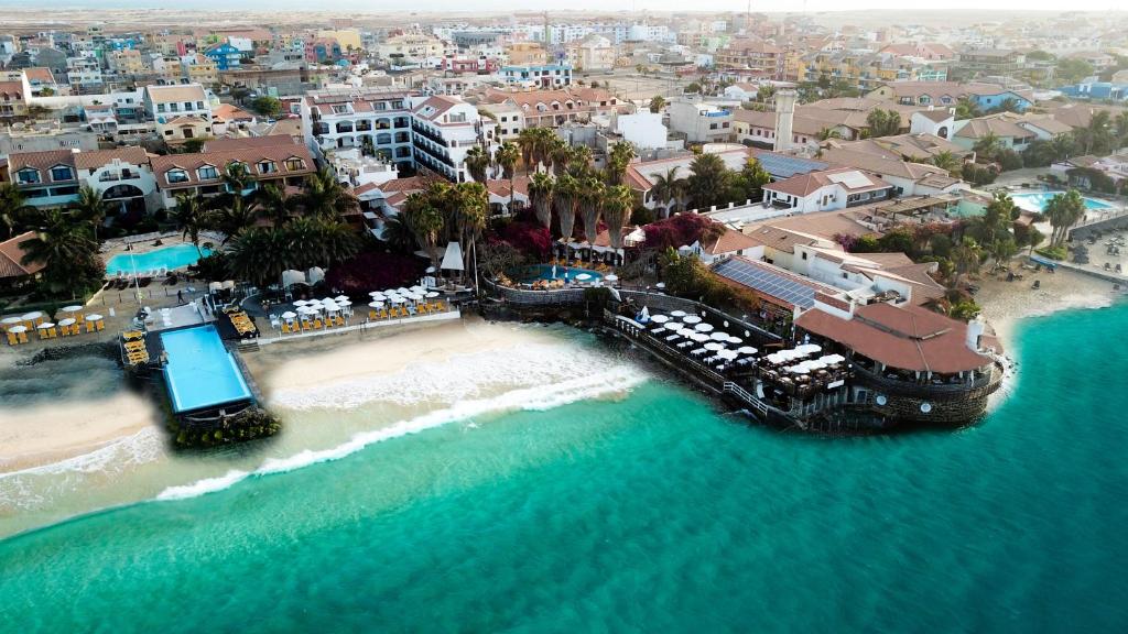 una vista aérea de una playa con un complejo en Hotel Odjo d'água en Santa María