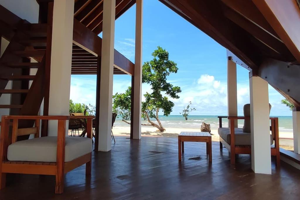 vistas desde la sala de estar de la playa en Private beachfront villa, en Roxas