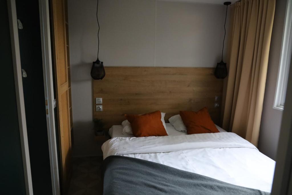 Postel nebo postele na pokoji v ubytování Vakantiepark Delftse Hout