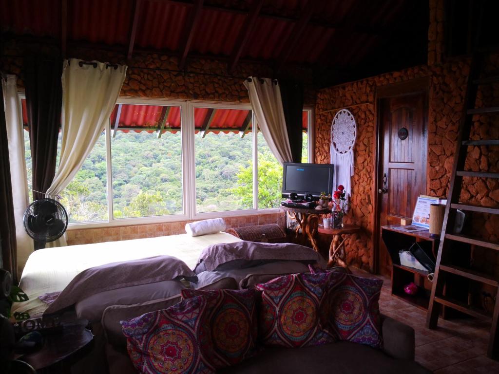 TV a/nebo společenská místnost v ubytování Mandalas Ecolodge Ecotourism