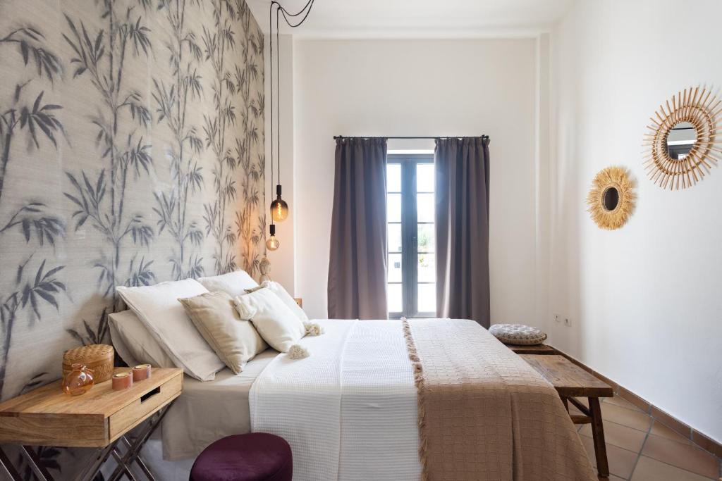 een slaapkamer met een groot bed en een raam bij Villa L2ALMA in Granadilla de Abona