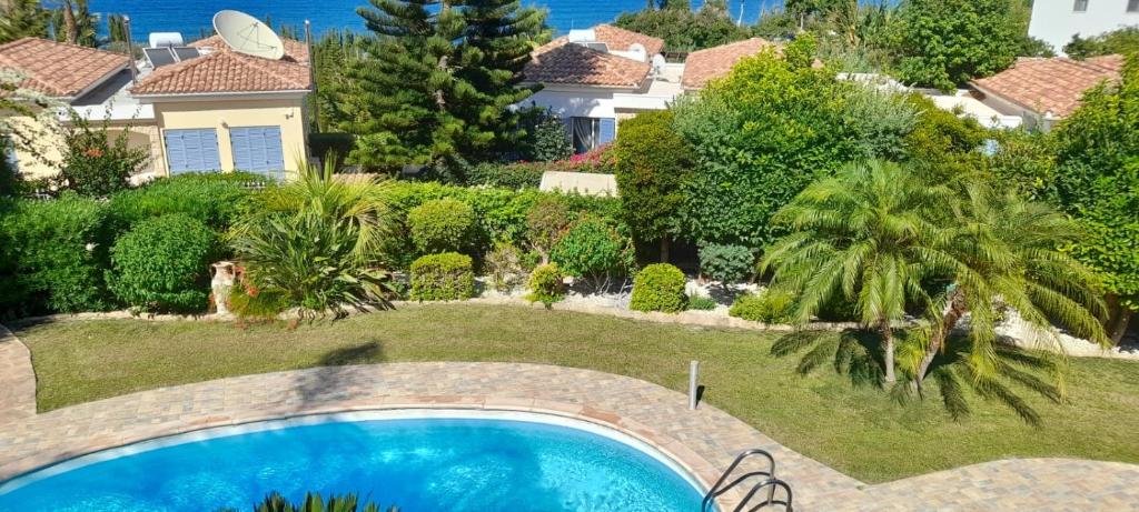 Bazén v ubytování Rafaella villa in Latchi with private garden nebo v jeho okolí