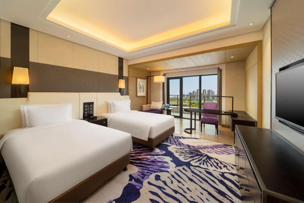 TV a/nebo společenská místnost v ubytování Radisson Blu Hotel Wuhan ETD Zone