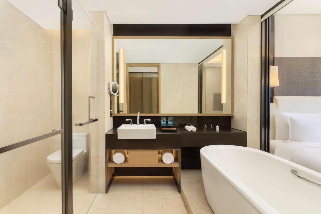 Postel nebo postele na pokoji v ubytování Radisson Blu Hotel Wuhan ETD Zone