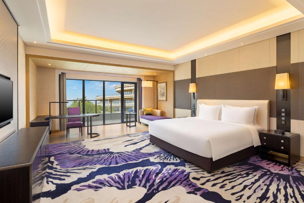 Postel nebo postele na pokoji v ubytování Radisson Blu Hotel Wuhan ETD Zone